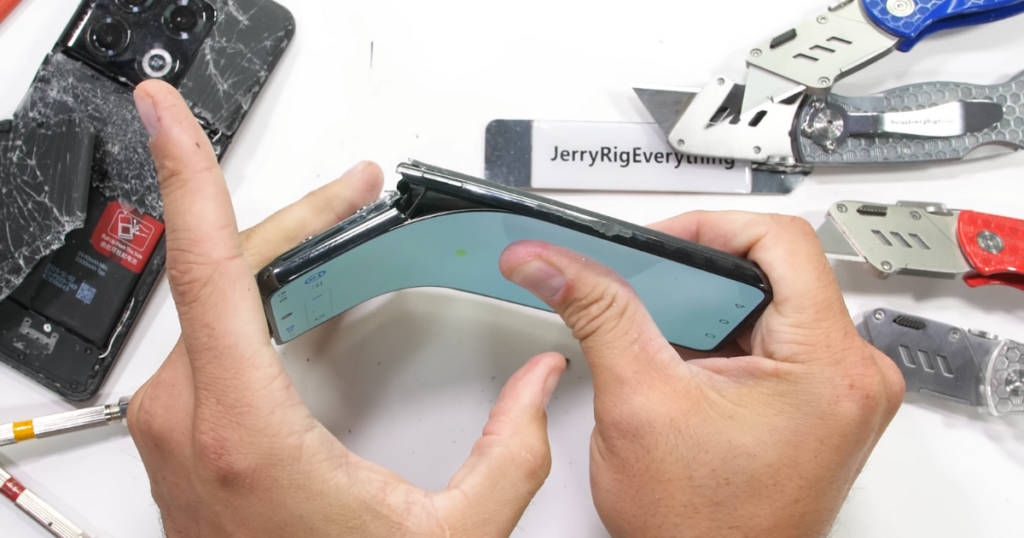 Watch: OnePlus 10T follows OnePlus 10 Pro’s footsteps in bend test, snaps into half | The Paradise News OnePlus 10T bend test