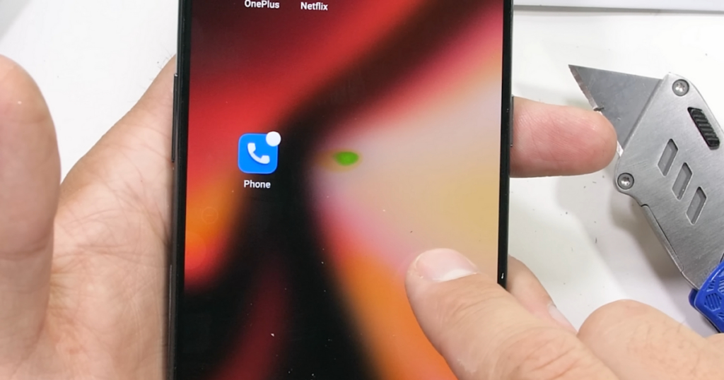 Watch: OnePlus 10T follows OnePlus 10 Pro’s footsteps in bend test, snaps into half | The Paradise News OnePlus 10T heat test