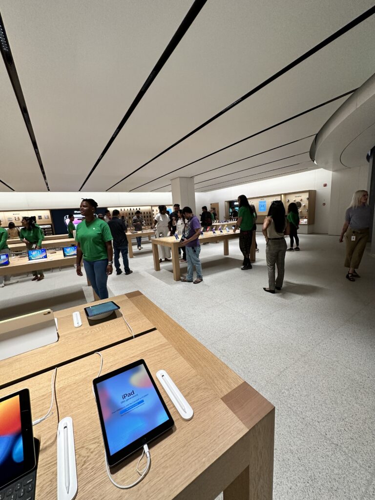 Apple Saket Delhi 1
