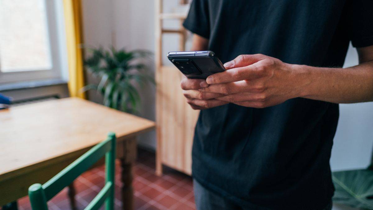 UP boy dies after smartphone explodes while charging: Report
