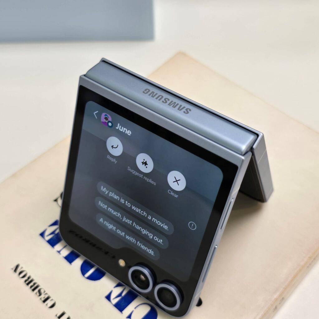 Samsung Galaxy Z Flip 6 cover screen