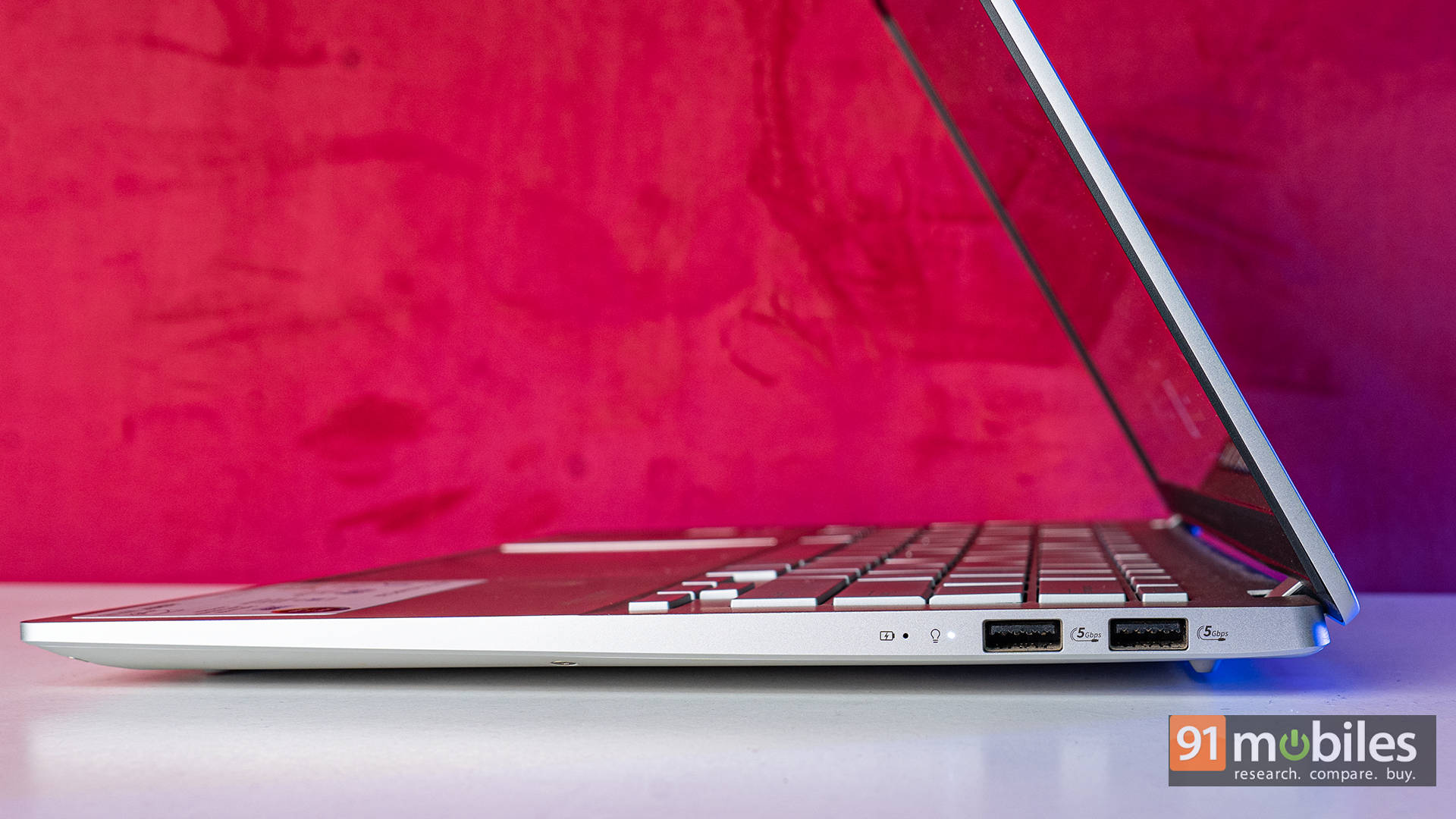 ASUS Vivobook S 14 OLED पुनरावलोकन: AMD HX 370 प्रोसेसर आश्चर्यकारक कामगिरी करतो 5 उजवी बाजू IO पोर्ट्स कनेक्टिव्हिटी ASUS Vivobook S 14 OLED AMD Ryzen पुनरावलोकन