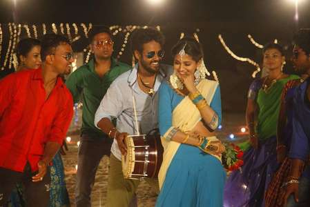 En Kadhali Scene Podura - Backdrop