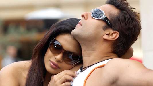Salaam-e-Ishq - Backdrop