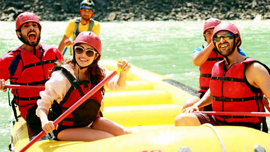 Sonu Ke Titu Ki Sweety - Backdrop