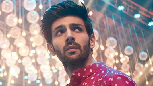 Sonu Ke Titu Ki Sweety - Backdrop