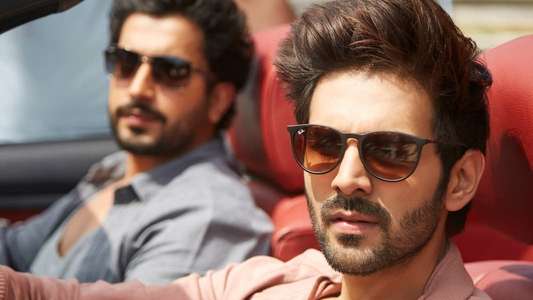 Sonu Ke Titu Ki Sweety - Backdrop