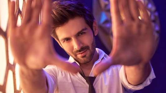 Sonu Ke Titu Ki Sweety - Backdrop