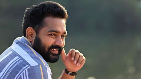 Maheshum Maruthiyum - Backdrop