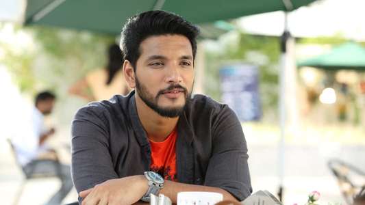 Iruttu Araiyil Murattu Kuthu - Backdrop