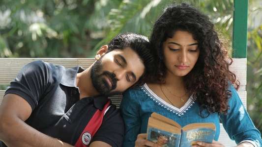 Kaalangalil Aval Vasantham - Backdrop