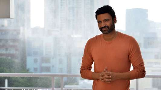 Malli Modalaindi - Backdrop