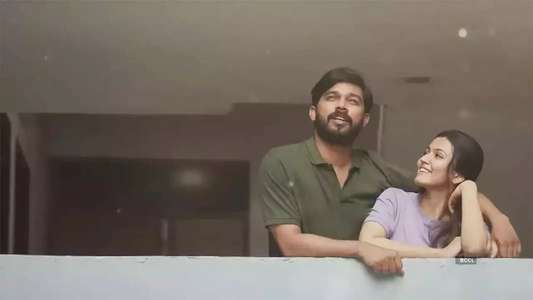 Priyan Ottathilaanu - Backdrop