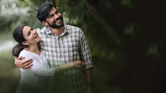 Priyan Ottathilaanu - Backdrop