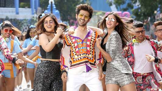 Pati Patni Aur Woh - Backdrop