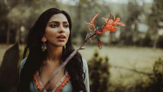 Aadai - Backdrop