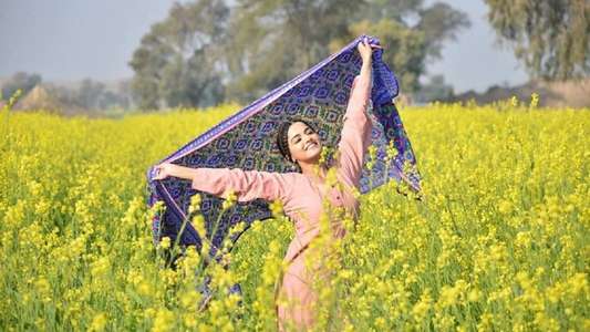 Nadhoo Kha'n - Backdrop