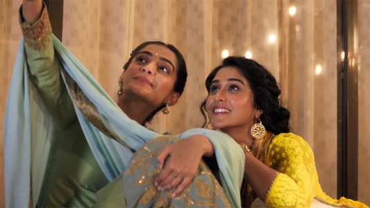 Ek Ladki Ko Dekha Toh Aisa Laga - Backdrop