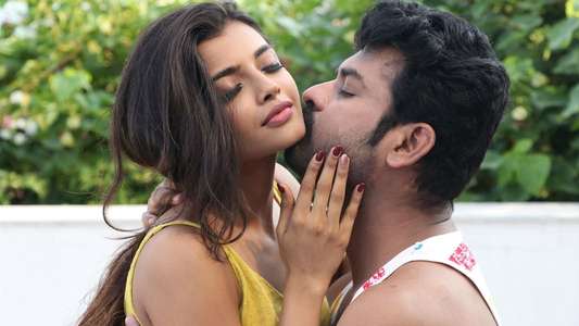 Ivanukku Engeyo Macham Irukku - Backdrop