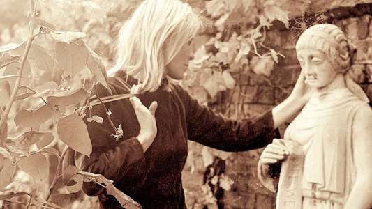 Marianne & Leonard: Words of Love - Backdrop