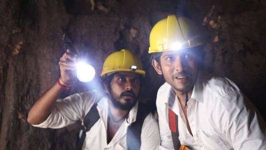 Kalavu Thozhirchalai - Backdrop