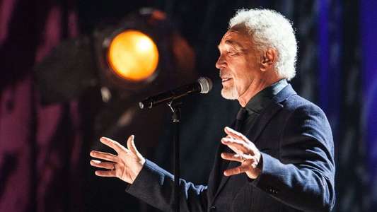 Tom Jones: Live on Soundstage - Backdrop