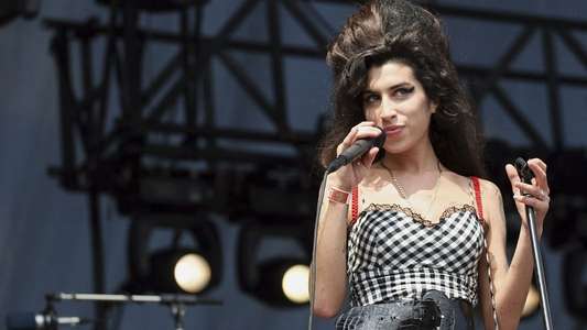 Amy - Backdrop