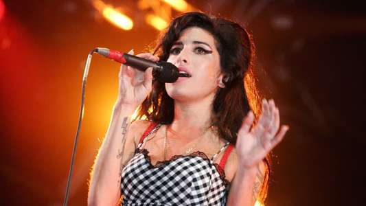 Amy - Backdrop