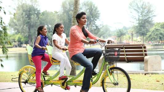 Enga Amma Rani - Backdrop