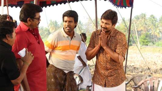 Podhuvaga En Manasu Thangam - Backdrop