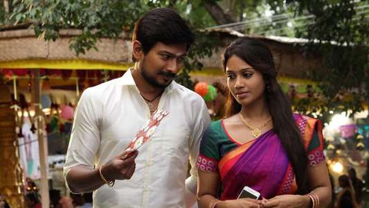 Podhuvaga En Manasu Thangam - Backdrop