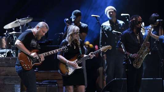 Live From The Fox Oakland - Tedeschi Trucks Band - Backdrop