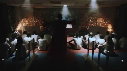Vere Vazhi Ille - Backdrop