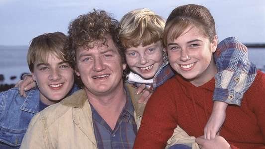 Round the Twist - Backdrop