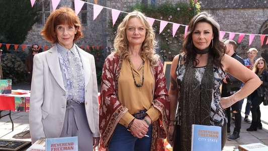 Queens of Mystery - Backdrop