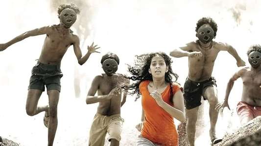 Maathi Yosi - Backdrops