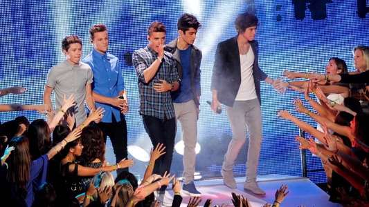 One Direction: Reaching for the Stars Part 2 - The Next Chapter - Backdrop