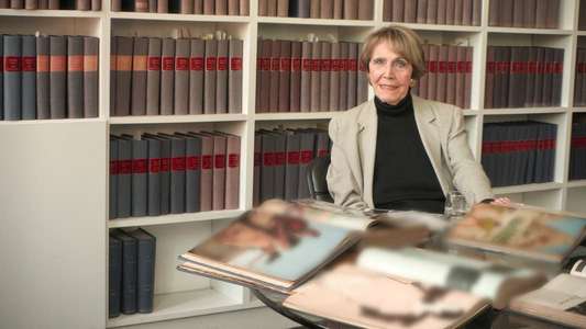 In Vogue: The Editor's Eye - Backdrop