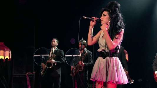Amy Winehouse : I Told You I Was Trouble (Live in London) - Backdrop
