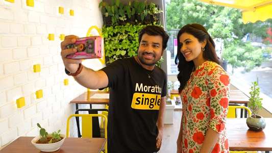 Single Shankarum Smartphone Simranum - Backdrop