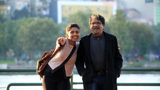 Meendum Oru Mariyathai - Backdrop