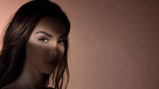 Nabilla: Sans filtre - Backdrop