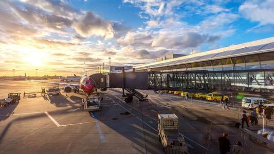 Britain's Busiest Airport: Heathrow - Backdrops