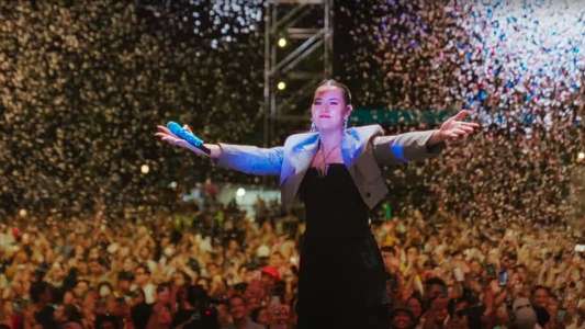 Harta Tahta Raisa - Backdrops