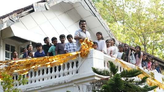 Raveendra Nee Evide? - Backdrops
