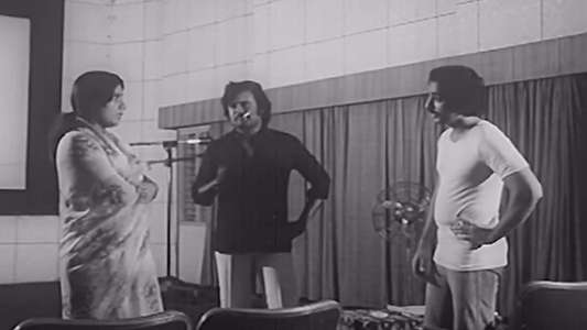 Aval Appadithan - Backdrops