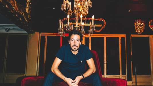 Maxime Gasteuil arrive en ville - Backdrops