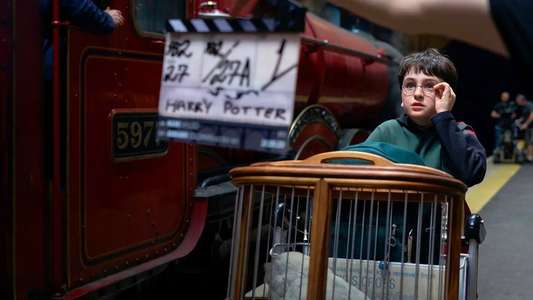Finding Harry: The Craft Behind the Magic - Backdrops